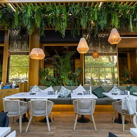 Novos Luxury 5* Bukareszt